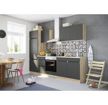 Complete keuken met grijze kasten, houten elementen, eettafel en kinderstoel.
