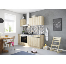 Lichte keuken met eettafel en kinderstoel