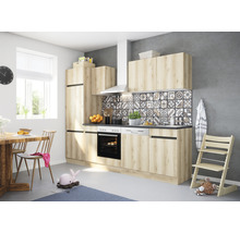 Lichte keuken met eettafel, kinderstoel en decoratieve tegels