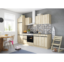 Keuken met eettafel, kinderstoel en speelgoed