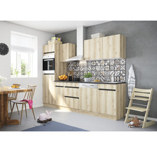 Moderne keuken met houten elementen, tegelpatroon en eettafel