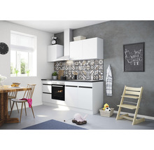 Lichte keuken met witte keukenkasten, eettafel en kinderstoel