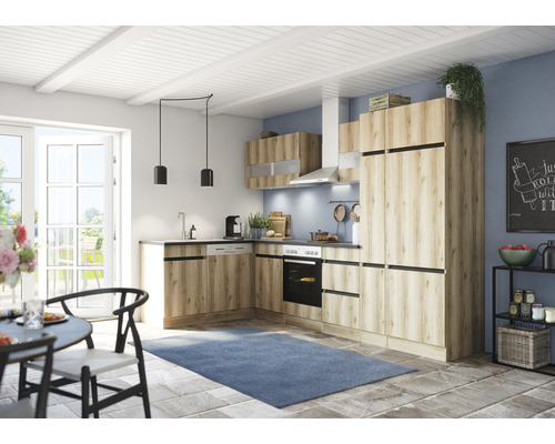 Lichte landelijke keuken met houten fronten, kookplaat en rekken