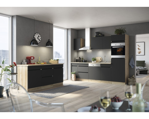 Moderne keuken met keukenblok, kookeiland en elektrische apparaten in een lichte ruimte.