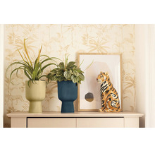 Decoratief arrangement met planten in geribbelde bloempotten en een tijgerfiguur