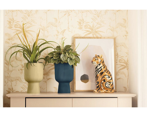 Decoratief arrangement met planten in geribbelde bloempotten en een tijgerfiguur