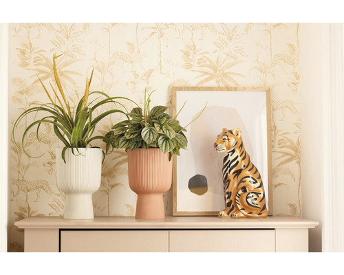 Decoratieve woonsfeer met kamerplanten in plantenbakken en tijgerfiguur