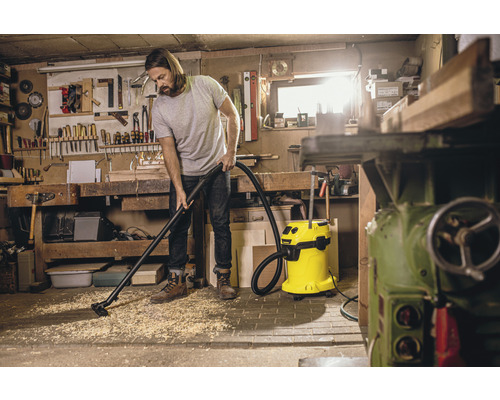 Man reinigt werkplaats met een Kärcher nat- en droogzuiger