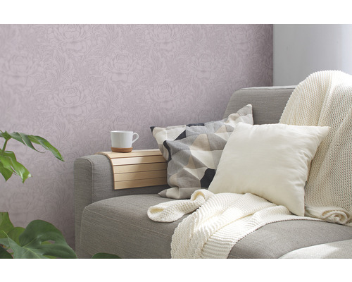 Woonkamer met bloemenbehang, bank en kussens