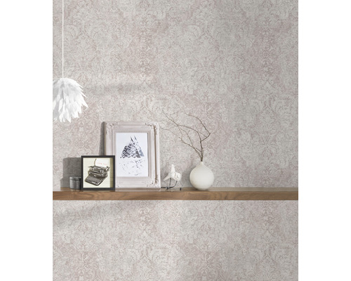 Inrichtingsvoorbeeld met patroonbehang, plank en decoratie