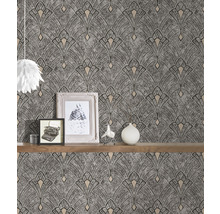 Decoratief behang met geometrische patronen in woonkamer