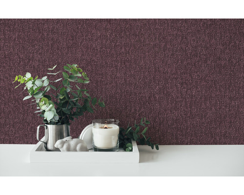 Decoratieve kamer met behang met patroon, kaars, plant en decoratief figuur