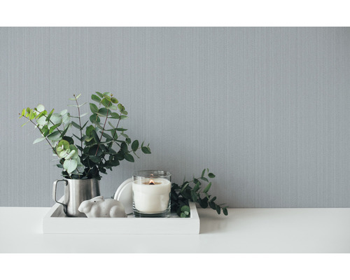 Decoratieve opstelling met eucalyptus, kaars en decoratief konijn op een dienblad