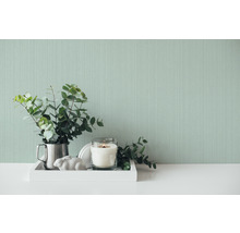 Decoratieve scène met vaas, kaars en behang