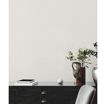 Decoratief interieur met dressoir, planten en accessoires
