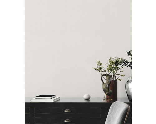 Decoratief interieur met dressoir, planten en accessoires