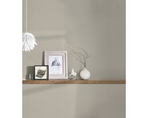 Behang in kamer met decoraties op een plank