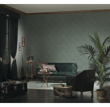 Elegante woonkamer met bank, fauteuil, kamerplant en patroonbehang