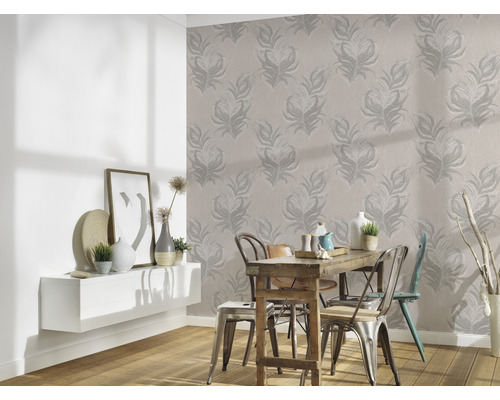 Eetkamer met eettafel, stoelen, wandplank en behang met bladerpatroon