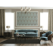 Klassiek ingerichte woonkamer met bank, fauteuil en decoratie
