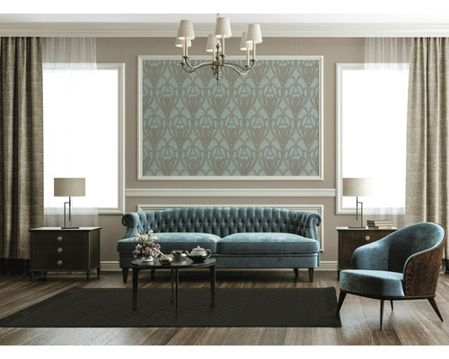 Klassiek ingerichte woonkamer met bank, fauteuil en decoratie