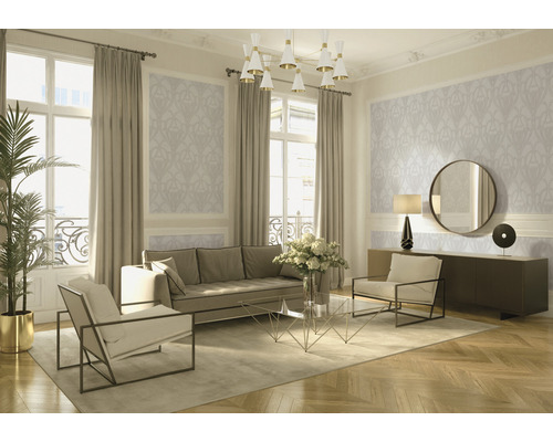 Woonkamer met bank, fauteuils, salontafel, dressoir, spiegel, tafellamp, kamerplant, gordijnen en behang