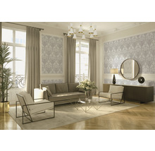 Woonkamer met bank, fauteuils, salontafel en decoratief behang