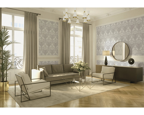 Woonkamer met bank, fauteuils, salontafel en decoratief behang