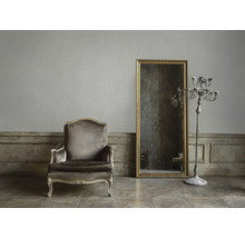 Elegant interieur met fauteuil, spiegel en kandelaar