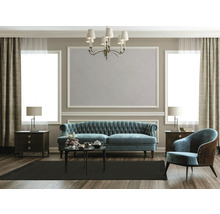 Woonkamer met bank, fauteuil, tapijt, tafel en decoratie