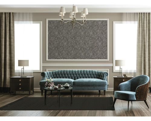 Klassiek ingerichte woonkamer met bank, fauteuil, tapijt en decoratie