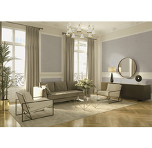 Woonkamer met bank, fauteuils, salontafel, dressoir, lamp en decoratie