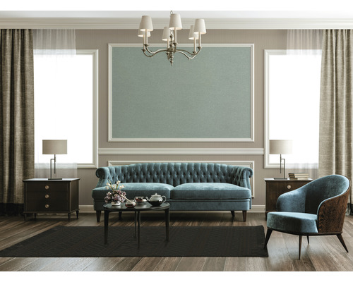 Klassieke woonkamer met bank, fauteuil, tapijt en decoratie