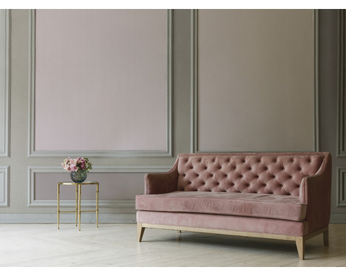 Roze bank met knoopsluiting in een gedecoreerde kamer