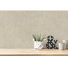 Decoratieve scène met kamerplant, verlichte ampersand en mokken op een houten tafel