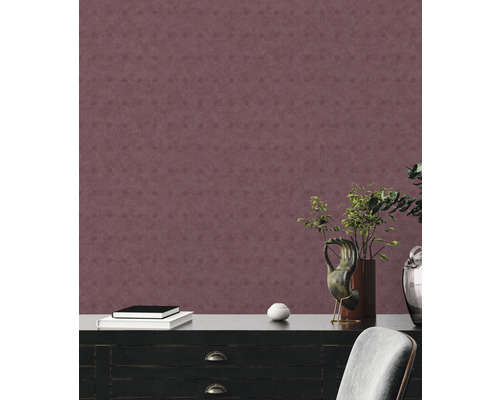 Wanddecoratie met patroonbehang in de woonkamer.