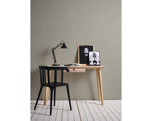 Kantooropstelling met bureau, stoel, lamp en decoratief behang