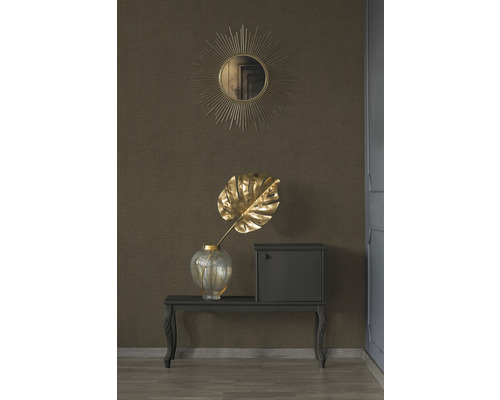 Decoratief interieur met spiegel, vaas, blad en kast op een console