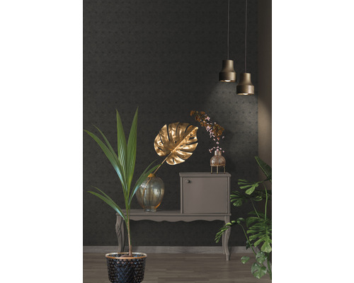 Decoratieve woonkamer met dressoir, planten en hanglampen voor een gezellige sfeer.