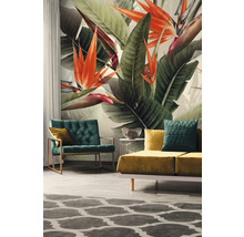 Woonkamer met bloemenbehang, fauteuil, bank en vloerkleed