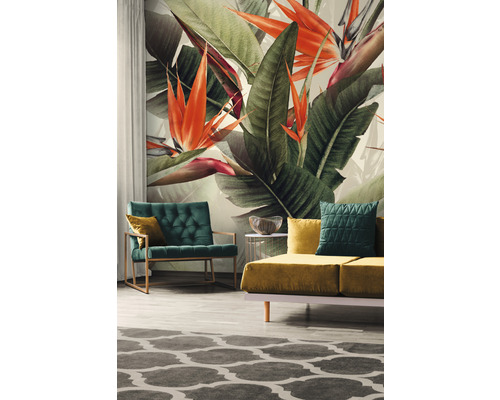 Woonkamer met bloemenbehang, fauteuil, bank en vloerkleed