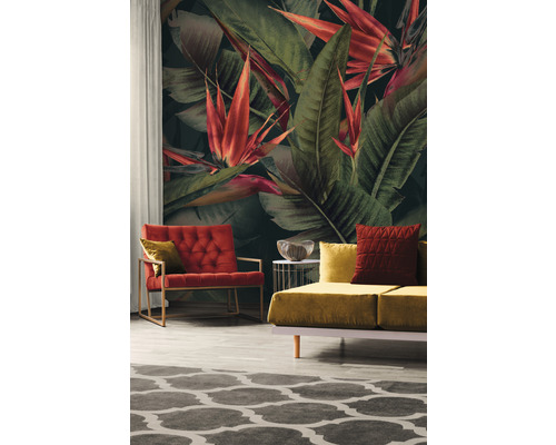 Woonkamer met tropisch fotobehang, fauteuil en bank