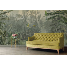 Woonkamer met junglebehang, bank en bijzettafel