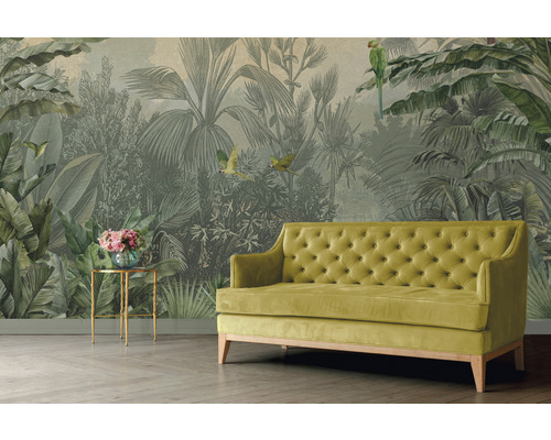 Woonkamer met junglebehang, bank en bijzettafel