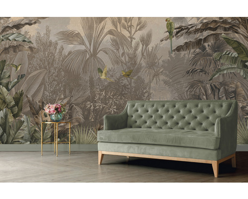 Decoratieve woonkamer met jungle behang, bank en bijzettafel