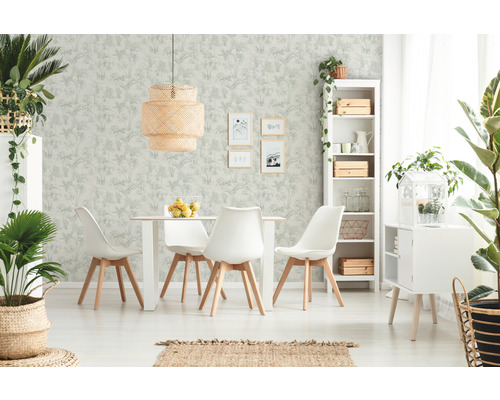 Lichte eetkamer met eettafel, stoelen, rotan lamp en botanisch behang