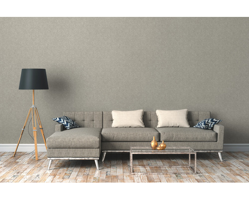 Woonkamer met bank, vloerlamp en patroonbehang