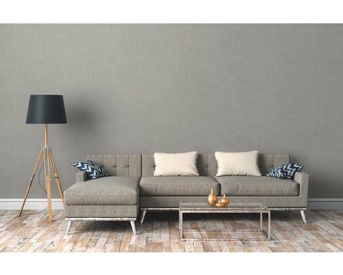 Woonkamer met hoekbank, staande lamp en salontafel