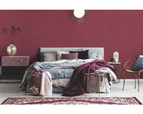 Slaapkamer met bed, nachtkastje en decoratieve elementen voor een gezellige sfeer.