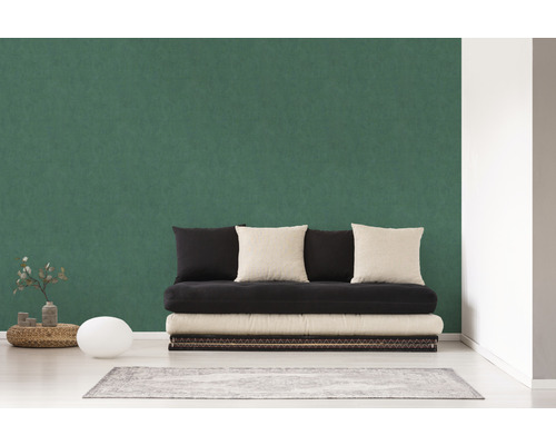 Woonkamer met groen behang en futon